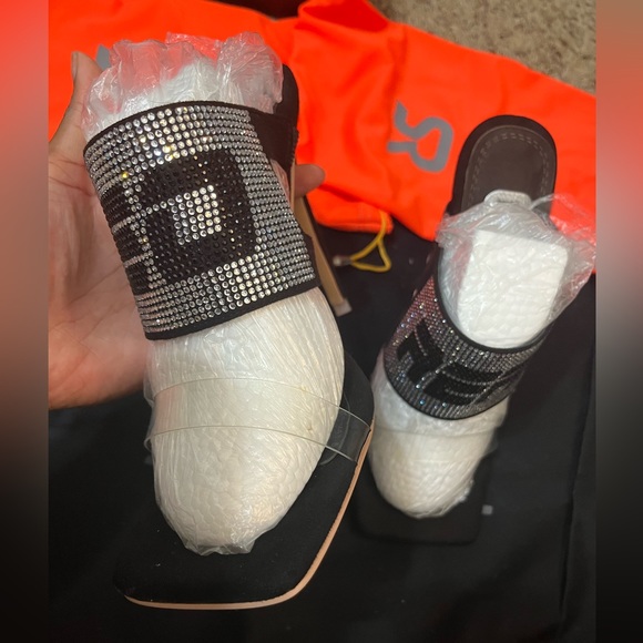 Gsuwoo So Real Heels - Picture 5 of 5